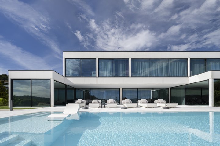 Cor Vision Plus glazing overlooking a swimming pool