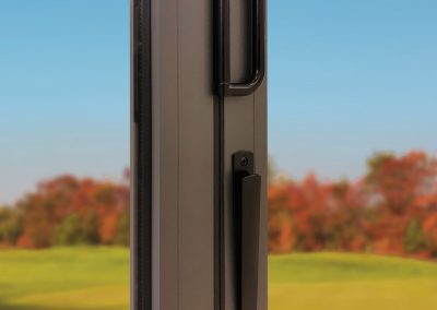Flat handle on an aluminium bifold door